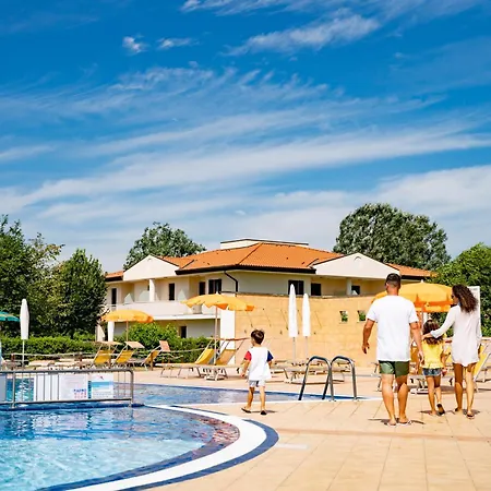 Lecci Lido Altanea Apartmán *